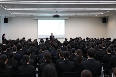 入社式で挨拶する代表取締役社長 加藤